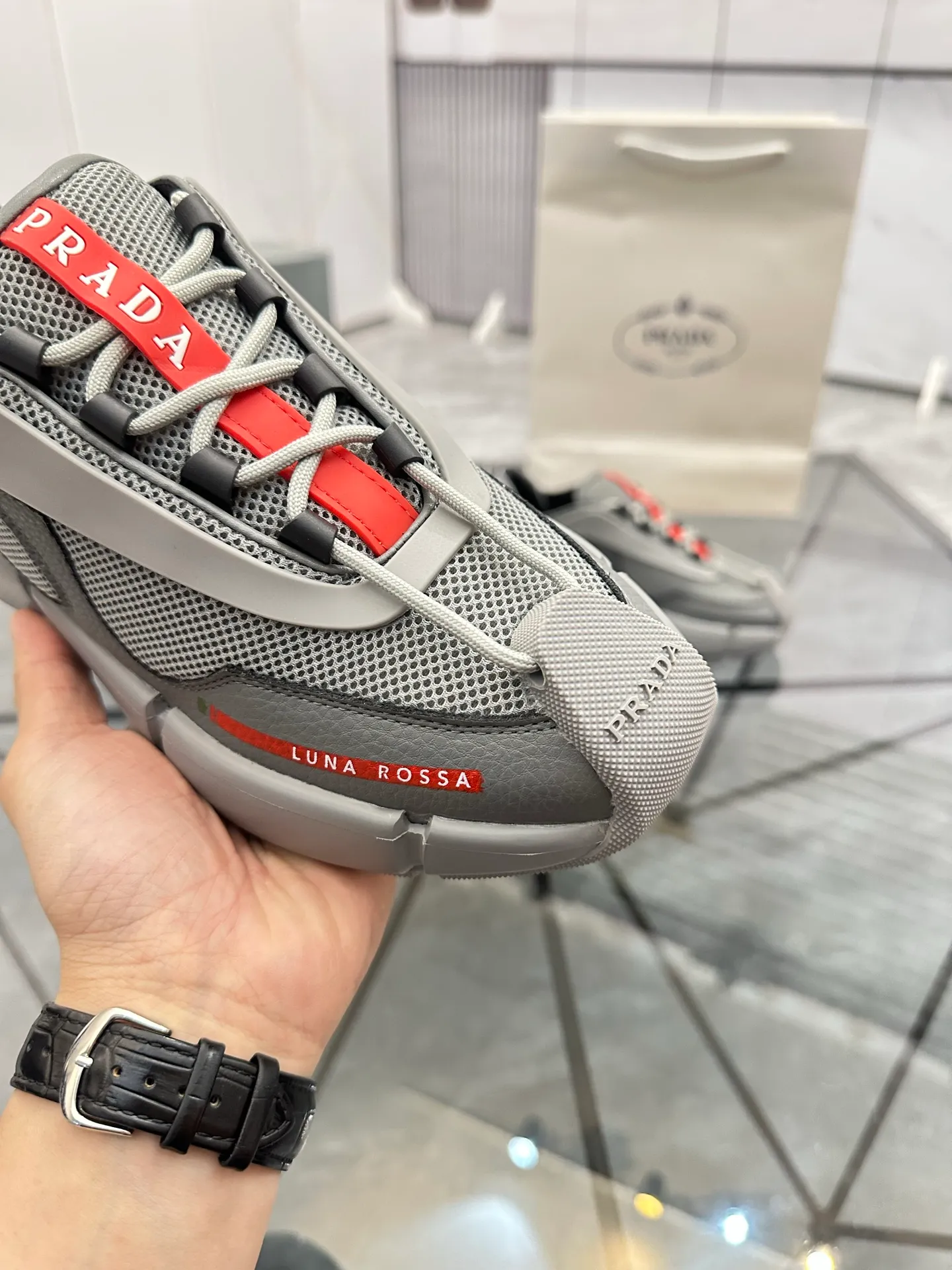 Men's shoes: 💰P500¥ High-end, complete package Product trademark: Prada *"Prada*" low-top casual shoes Regular size: 38-44 (can be customized to 45.46) Couple style Product materials: Upper imported cowhide stitched with original fabric, sheepskin lining, original outsole. Number: 846